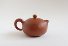 Load image into Gallery viewer, Etched Xi Shi Chaozhou Pot by Master Lin 手工跳刀西施壶