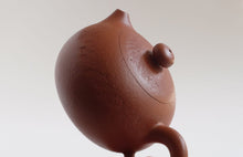 Load image into Gallery viewer, Etched Xi Shi Chaozhou Pot by Master Lin 手工跳刀西施壶
