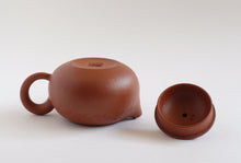 Load image into Gallery viewer, Etched Xi Shi Chaozhou Pot by Master Lin 手工跳刀西施壶