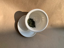 Load image into Gallery viewer, Porcelain Teaphile Mug with Infuser 陶瓷同心杯
